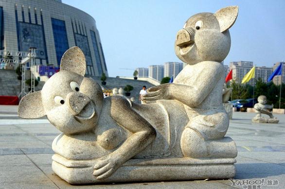 网民笑评国内雕塑：“没有最奇葩只有更奇葩”