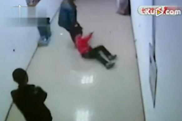少女被抓着头发拉走 至洗浴中心宾馆内遭强奸