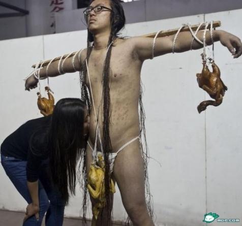女子为全裸男印吻痕 1000个吻痕被批扰乱视线