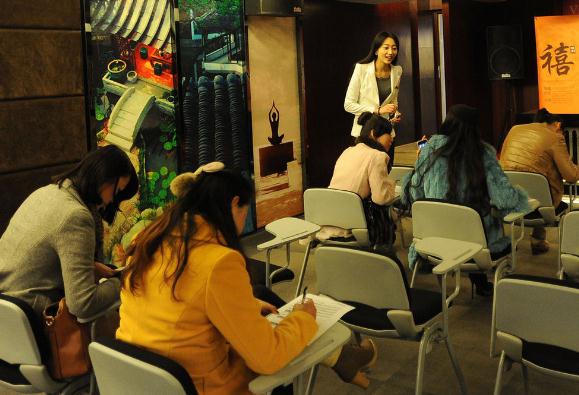 亿万富豪相亲团走秀武汉遇冷 仅有5女孩入围