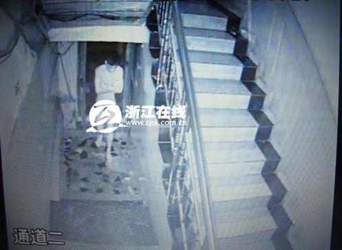 男子裸身偷女性内裤和丝袜 称光着身子很刺激