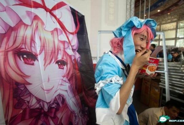 武汉光谷漫画展行为艺术 女女大尺度倒地激吻
