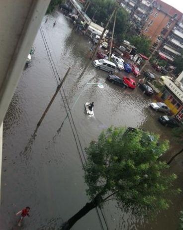 天津暴雨摩托艇：天津大暴雨街头惊现摩托艇哥