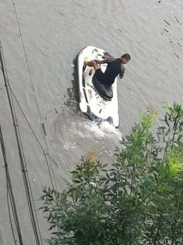 天津暴雨摩托艇：天津大暴雨街头惊现摩托艇哥