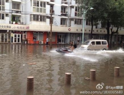 天津暴雨摩托艇：天津大暴雨街头惊现摩托艇哥