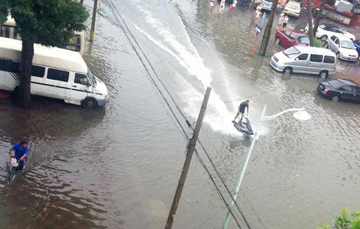 天津暴雨摩托艇：天津大暴雨街头惊现摩托艇哥