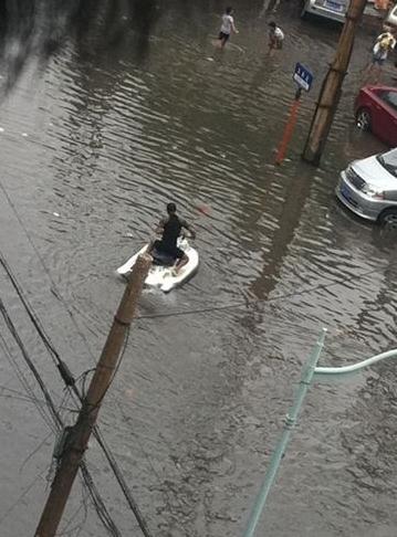 天津暴雨摩托艇：天津大暴雨街头惊现摩托艇哥