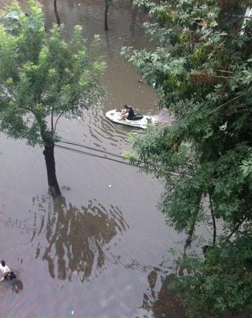 天津暴雨摩托艇：天津大暴雨街头惊现摩托艇哥