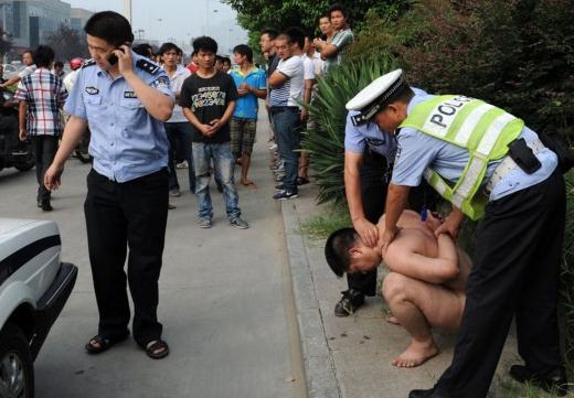 近乎全裸购物暴露女pk合肥男子裸奔拦车哥