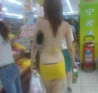 近乎全裸购物暴露女pk合肥男子裸奔拦车哥
