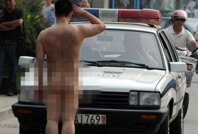 近乎全裸购物暴露女pk合肥男子裸奔拦车哥
