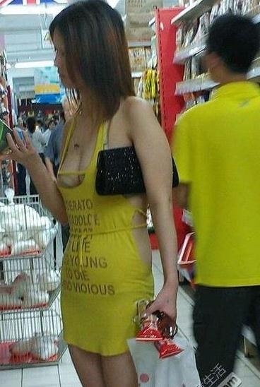 近乎全裸购物暴露女pk合肥男子裸奔拦车哥