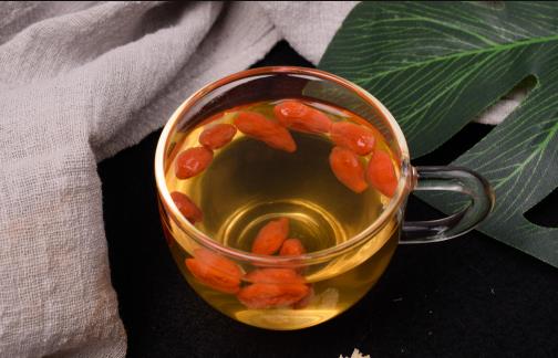 一杯枸杞菊花茶拯救眼睛 枸杞菊花茶的功效与禁忌