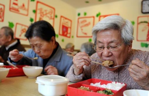 10个坏习惯会伤害老人的胃 养胃这些食物也要少吃
