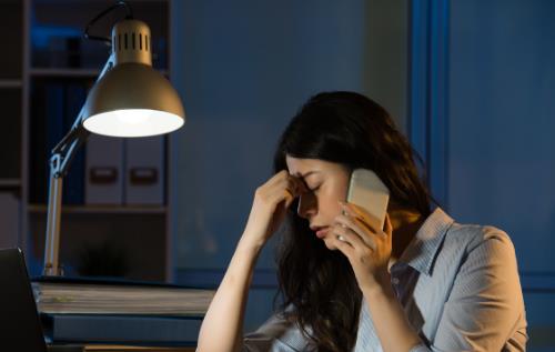 如何降低夜猫族晚睡伤害 熬夜应多食维生素高的蔬果