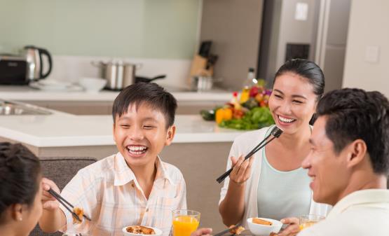 大吃大喝会造成的后果严重 生活中要养成健康的饮食习惯