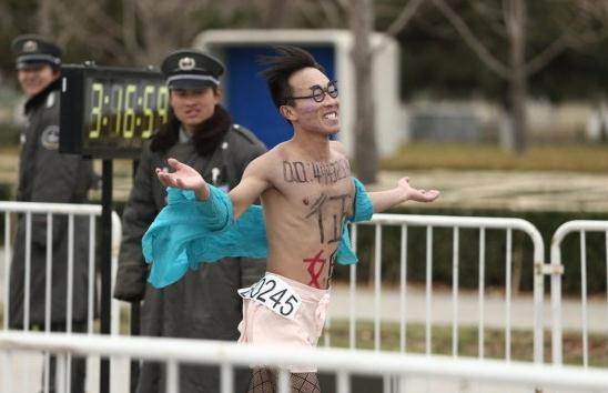 黑丝男子赤裸参加北京马拉松 胸前写QQ号征婚