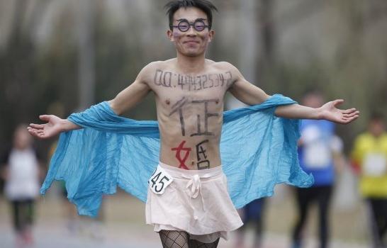 黑丝男子赤裸参加北京马拉松 胸前写QQ号征婚