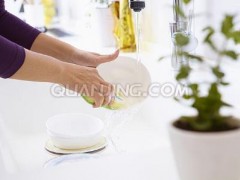 怎样洗盘子省水？洗餐具节水生活小窍门