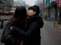 女同结婚登记遭拒愤而拥吻 与濮存昕街头交流