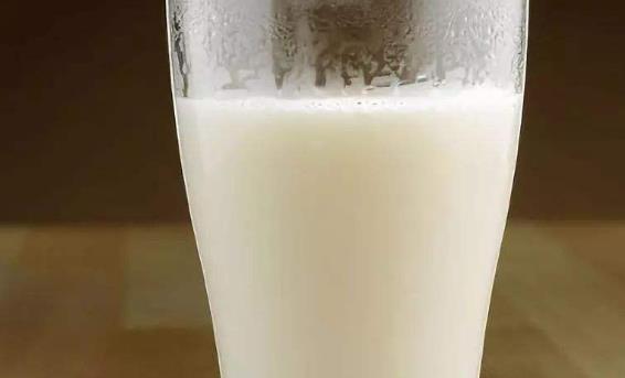 女人天生爱吃零食 睡前吃这10种食物养颜又助眠