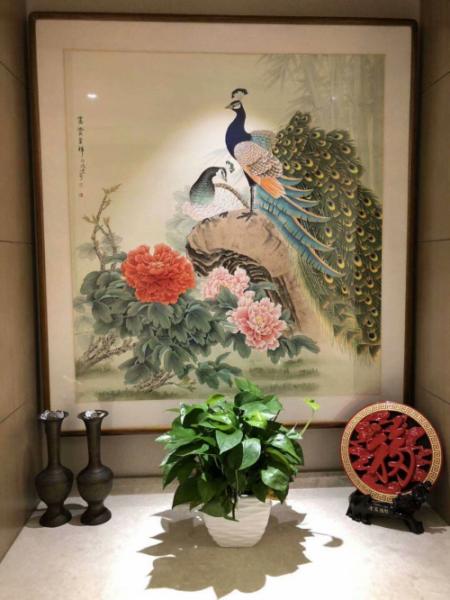 卧室适合挂什么画 王一容手绘花鸟画让卧室更温馨浪漫