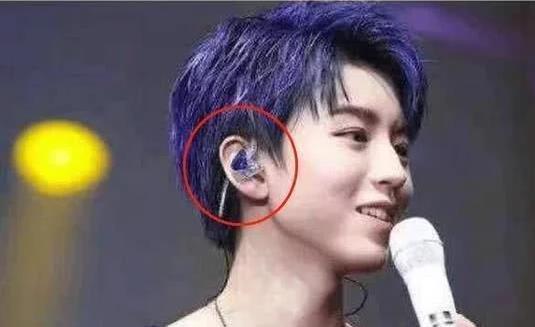 歌手演唱会耳朵戴的是耳机吗 带着耳返里面到底播放的是什么