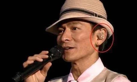 歌手演唱会耳朵戴的是耳机吗 带着耳返里面到底播放的是什么