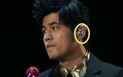 歌手演唱会耳朵戴的是耳机吗 带着耳返里面到底播放的是什么