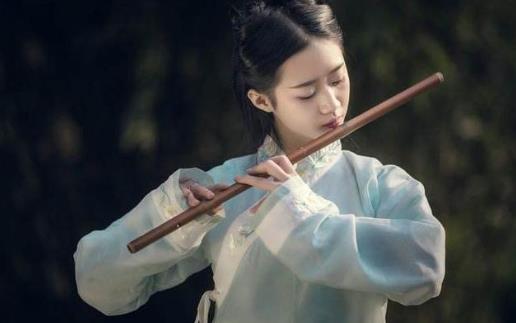 汉服上襦很透该怎么办？汉服里面一定要穿内搭吗