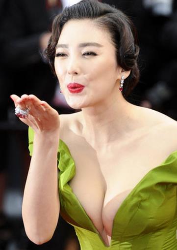 天气回暖，女人胸大穿什么衣服好看？大胸女生如何巧穿衣变小胸