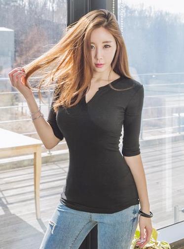 天气回暖，女人胸大穿什么衣服好看？大胸女生如何巧穿衣变小胸