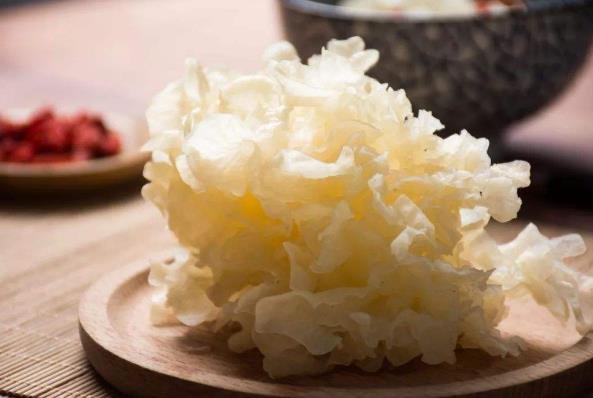 银耳怎么选购较好？银耳泡发多长时间？银耳泡发的简单方法
