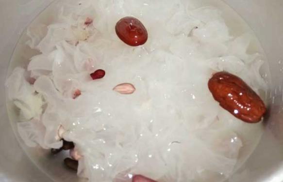 银耳怎么选购较好？银耳泡发多长时间？银耳泡发的简单方法