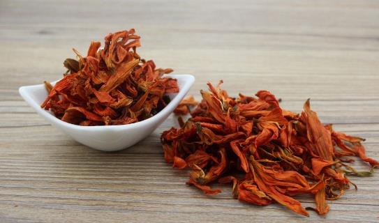 百合花茶的作用有哪些？喝百合花茶有哪些禁忌？