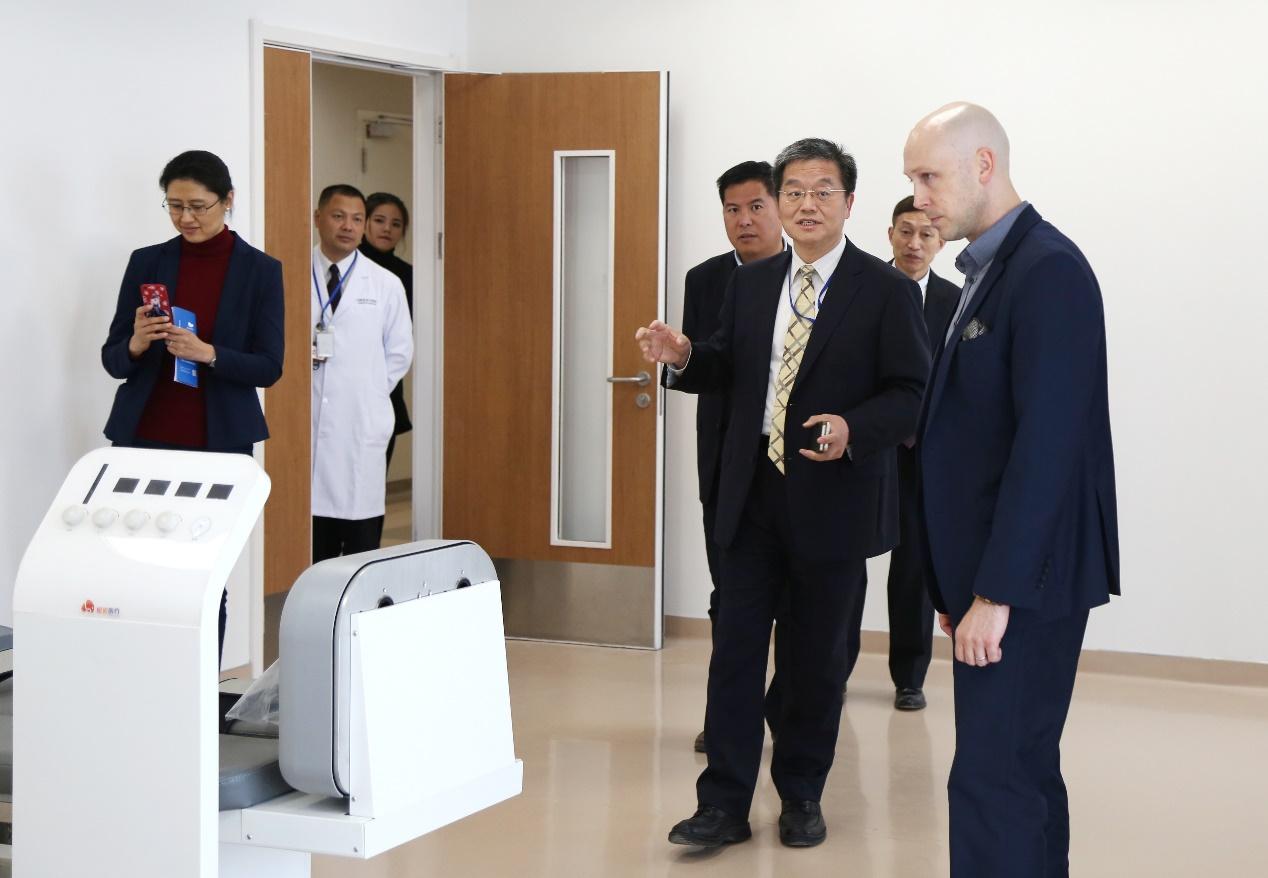 美国驻上海总领事馆商务处史森一行访问合肥京东方医院
