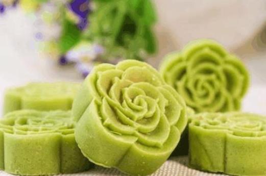 做绿豆糕泡绿豆需要泡多久？做绿豆糕要如何去皮？