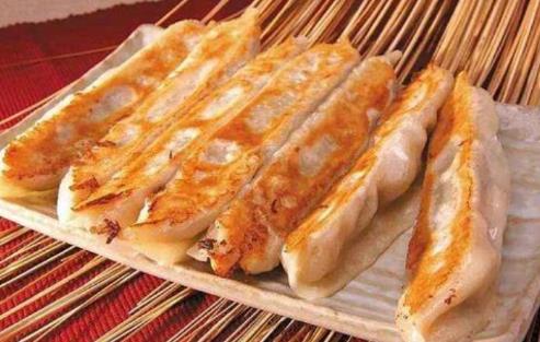 怎么才能把饺子做成锅贴？香菇锅贴的做法