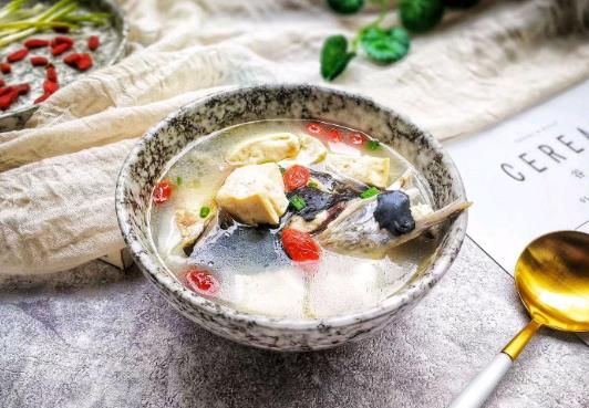 做鱼头豆腐汤选哪种鱼头好？鱼头豆腐汤的鱼头不煎可以吗？