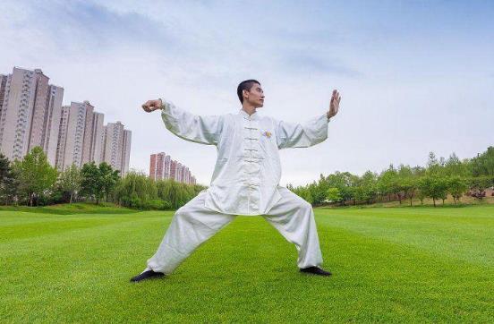 打太极的好处有什么？为什么打太极拳膝盖疼