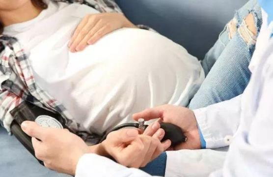 生孩子奖励2万元的钱去哪里领？生育津贴可以领到多少钱？