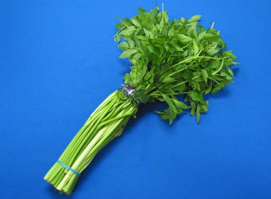 水芹菜不焯水可以直接拌着吃吗？水芹菜焯水后变黑了还能吃吗？