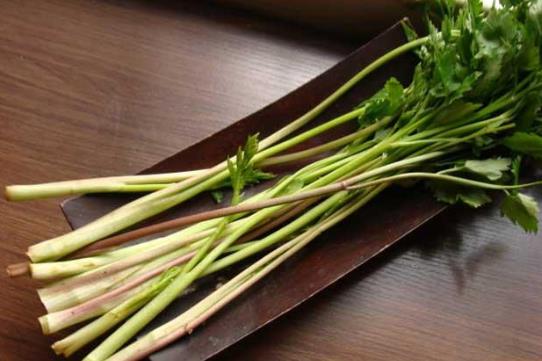 水芹菜不焯水可以直接拌着吃吗？水芹菜焯水后变黑了还能吃吗？