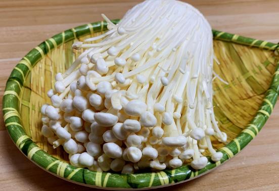 金针菇洗过后放时间久了有毒吗？金针菇不去根吃会不会中毒