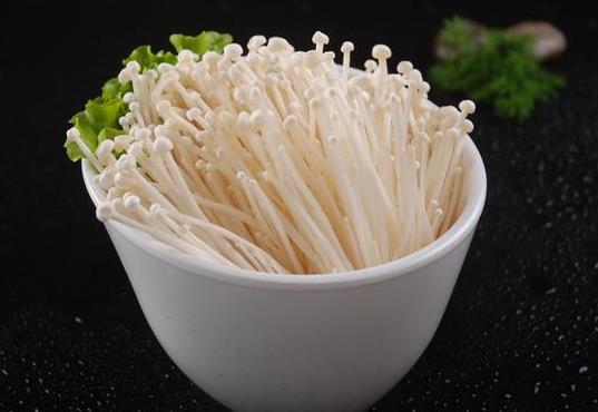 金针菇洗过后放时间久了有毒吗？金针菇不去根吃会不会中毒