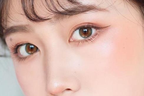 美瞳的度数怎么选择？为什么戴隐形眼镜感觉眼睛好干？