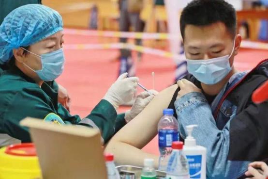 社区免费的新冠疫苗能打吗？新冠疫苗在外地打一次回去能约上吗？