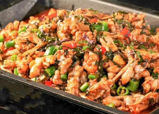 什么季节吃牛蛙最好？牛蛙与田鸡有啥区别？
