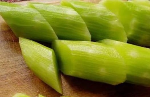 新鲜的莴笋可以生吃吗？莴笋为什么会变红？