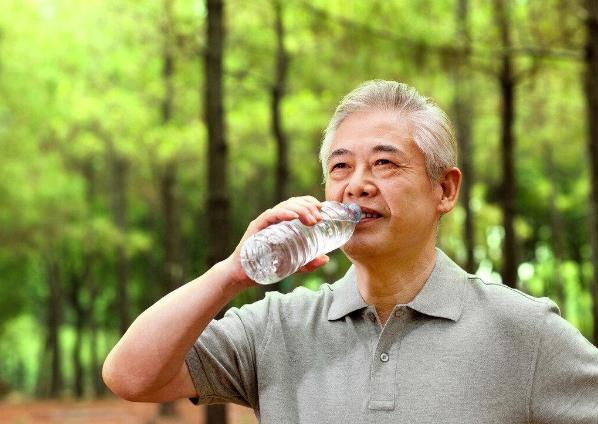 老年人夏季预防中暑的方法？老年人中暑有哪些症状